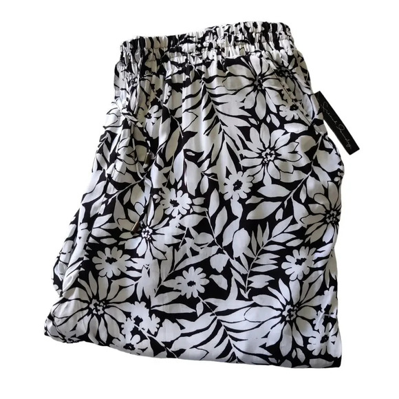 French Laundry Floral Print Joggers Cropped Pants Rayon Black White Size 1X - Picture 6 of 14